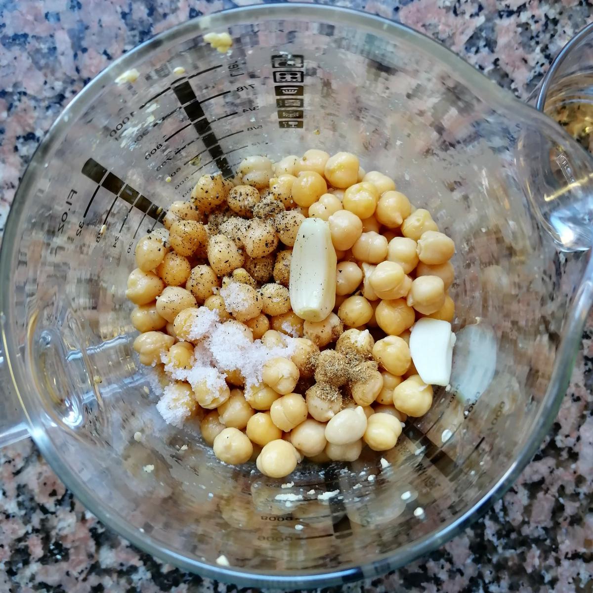 triturando los garbanzos para hacer hummus