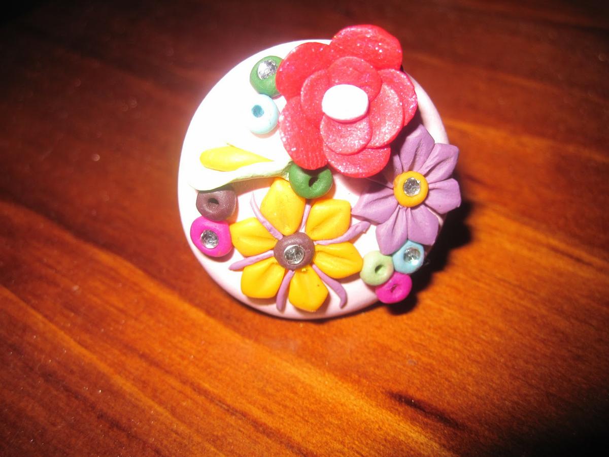 Anillo pasta para modelar decorado con flores