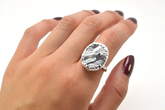 anillo hecho con pasta para modelar negra y blanca