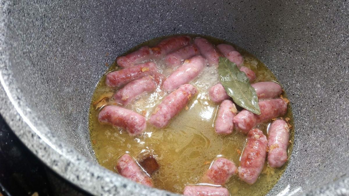 Ingredientes en el cubilete para hacer las salchichas frescas.