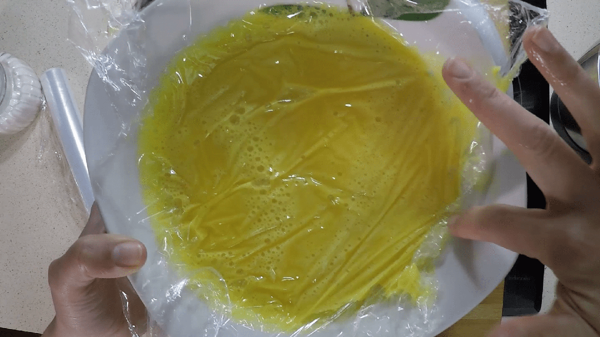 Tapar mousse de naranja con film