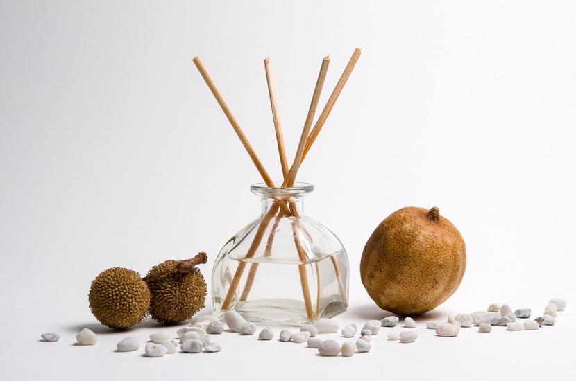 ambientador casero con palos de madera