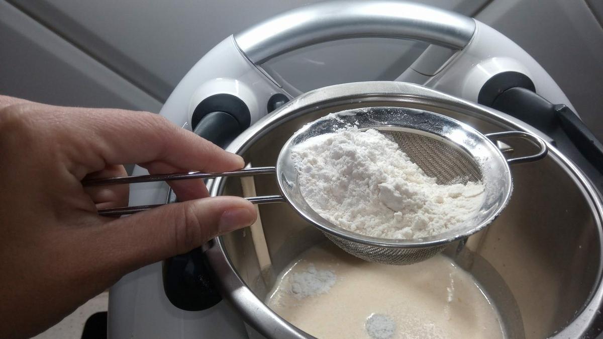 Echar en el vaso la harina tamizada.