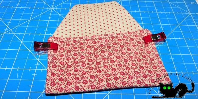 Sujetamos con pinzas o alfileres