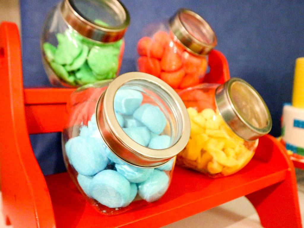 gominolas en mesa de lego