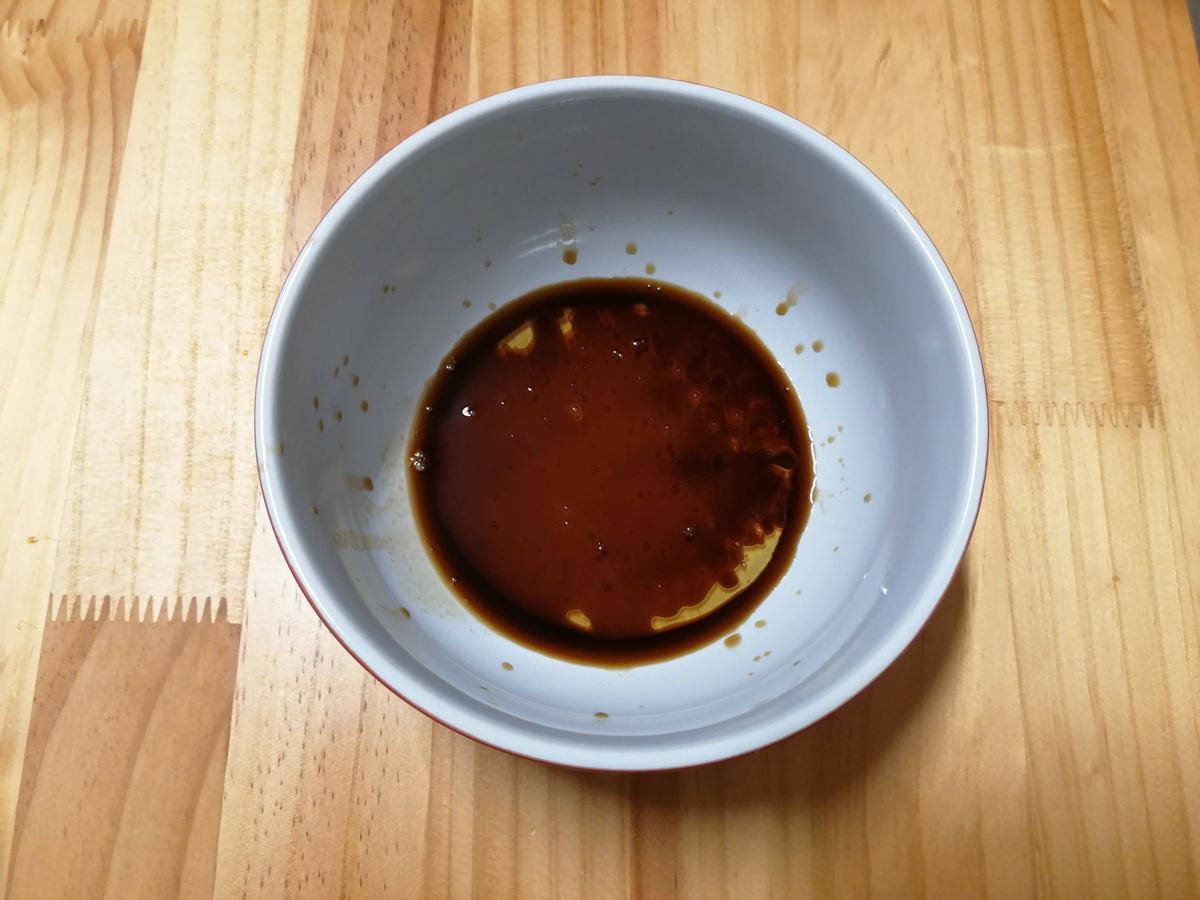 miel y soja en un bol para preparar miel mostaza