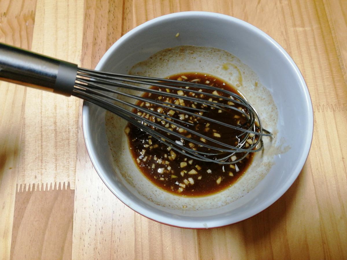 mezclando los ingredientes de la salsa miel mostaza