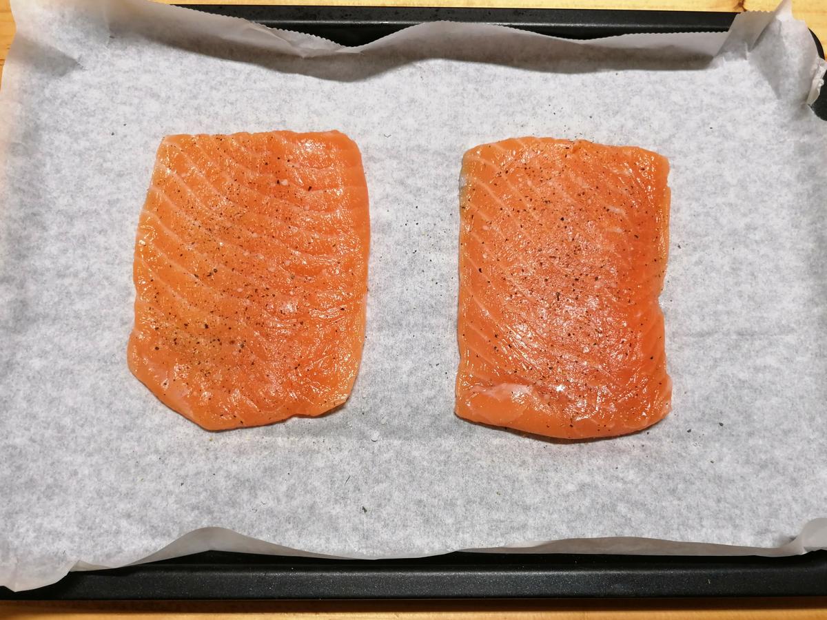 sazonando con sal y pimienta el salmón