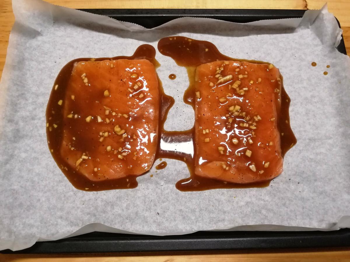 miel mostaza sobre el salmón