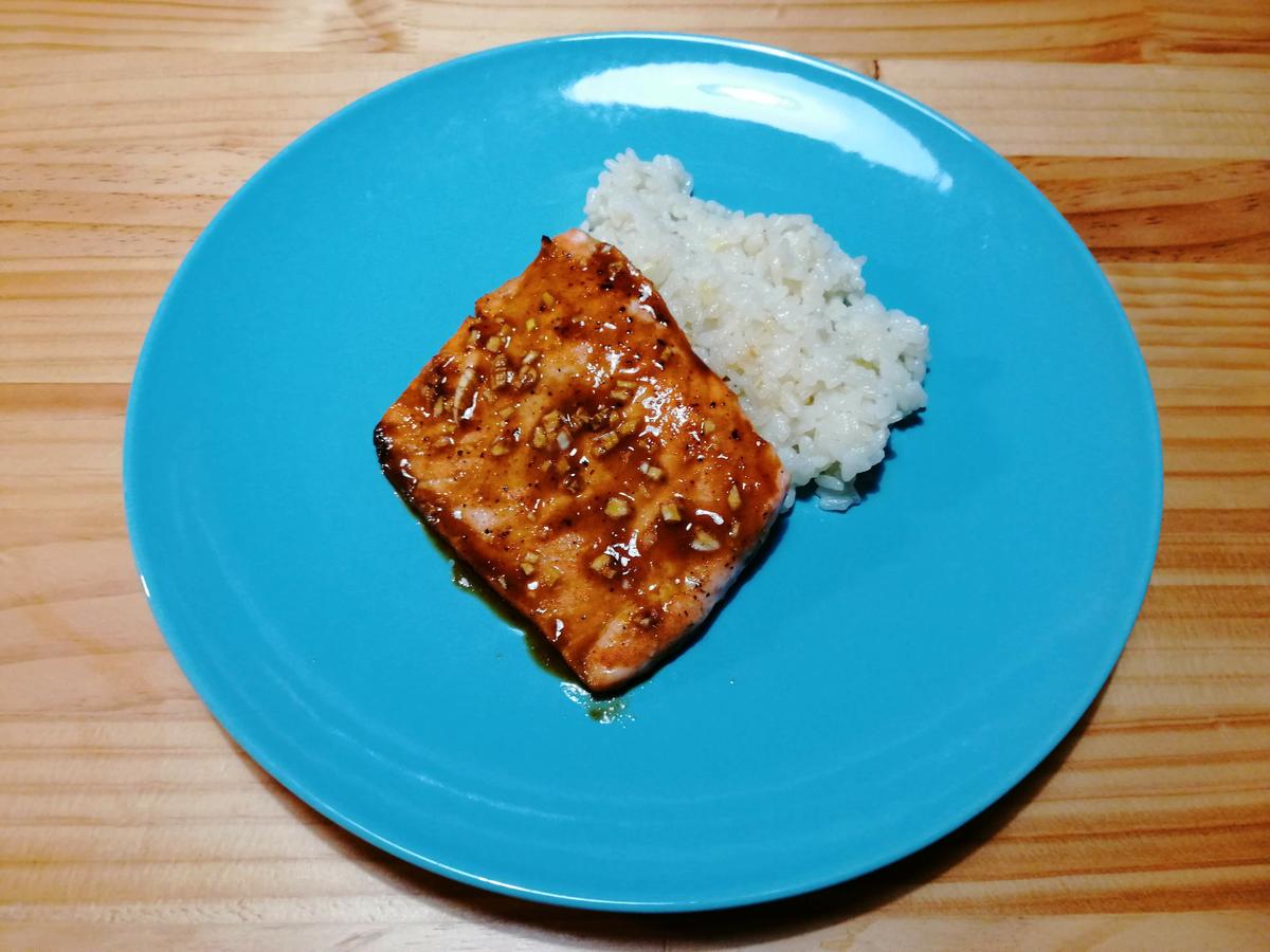 plato de salmón en salsa miel y mostaza