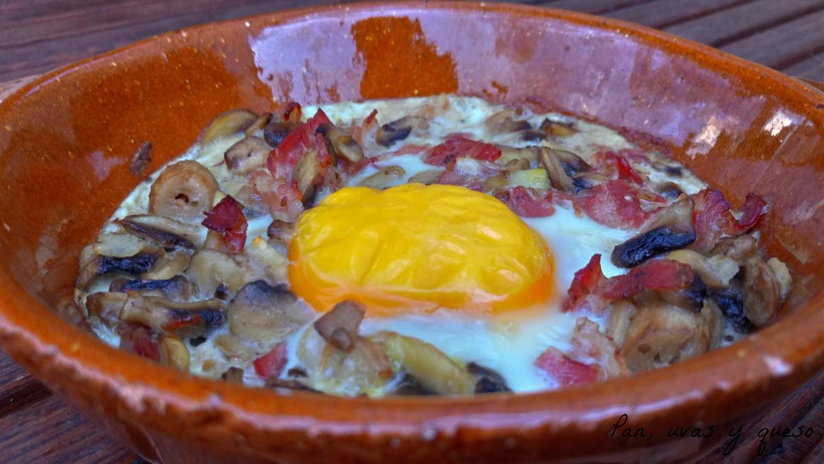 huevos a la cazuela con champiñones thermomix - pan uvas y queso 