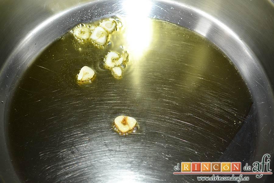 Tallarines alla boscaiola, echar los ajos laminados en un caldero con aceite de oliva