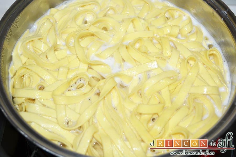 Tallarines alla boscaiola, ponerla a cocer según indicaciones del fabricante