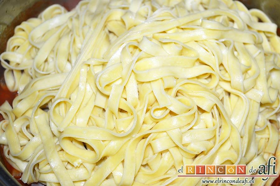 Tallarines alla boscaiola, escurrir, añadir al caldero y mezclar bien con la salsa