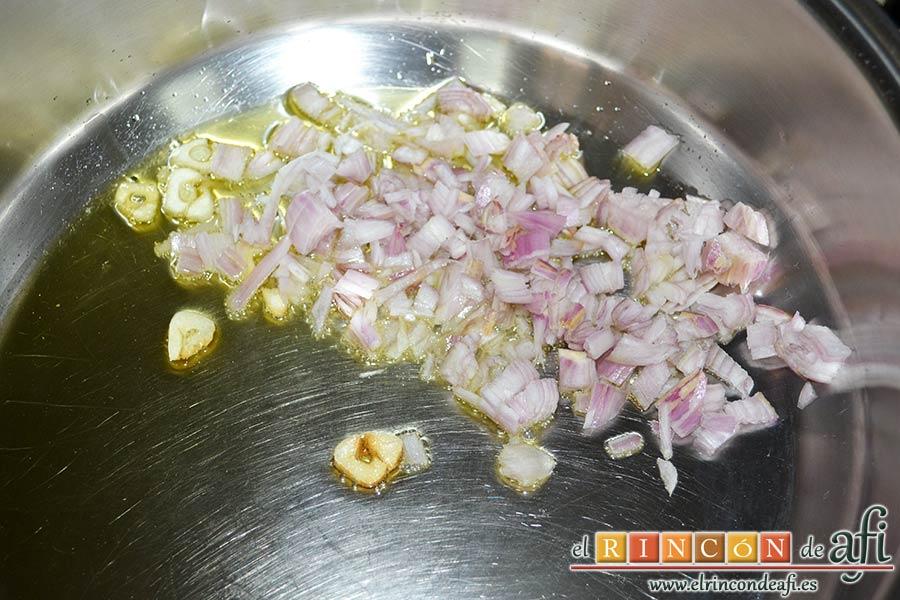 Tallarines alla boscaiola, añadir las chalotas troceadas