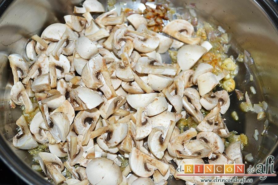 Tallarines alla boscaiola, añadir los champiñones troceados