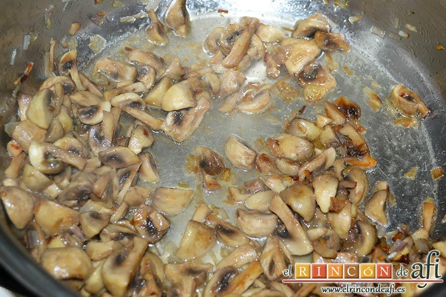 Tallarines alla boscaiola, añadir el vino