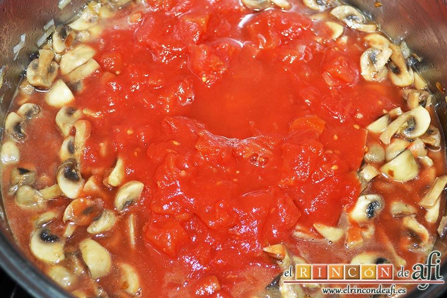 Tallarines alla boscaiola, añadir el tomate troceado