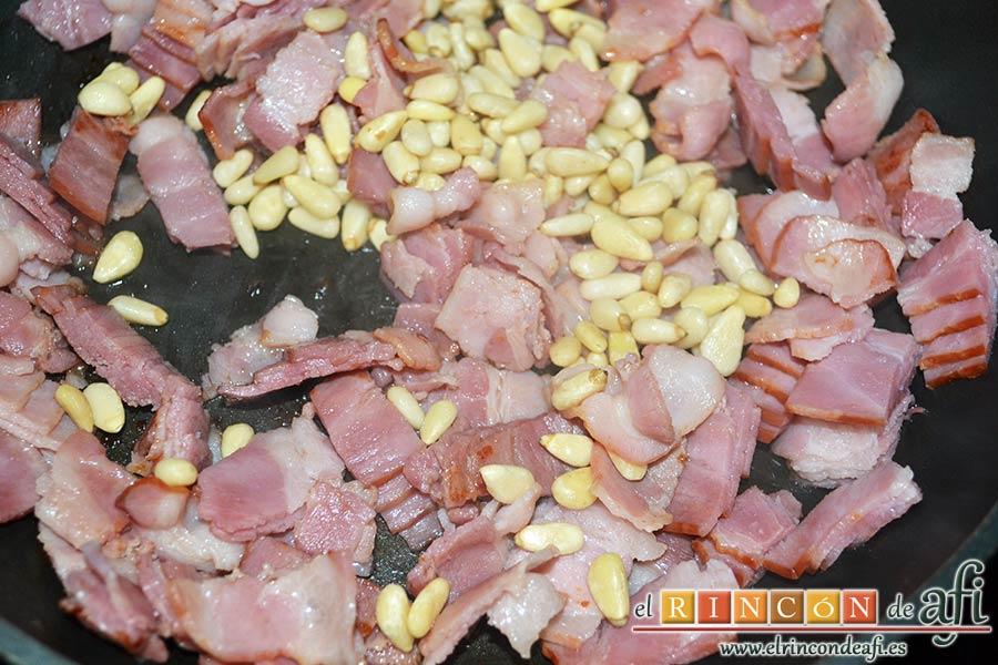 Tallarines alla boscaiola, ponerlo a dorar en una sartén con los piñones