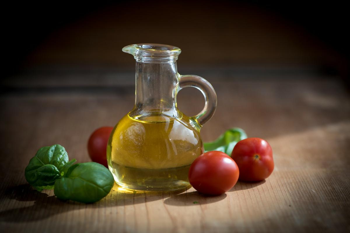 El aceite de oliva: presentaciones, beneficios y consejos de utilización.