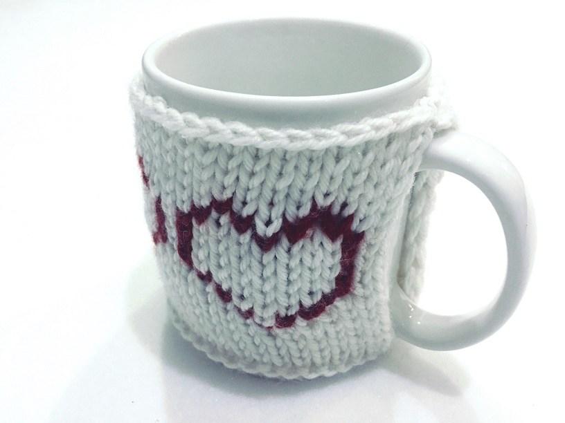 Cubre tazas de punto con corazones.