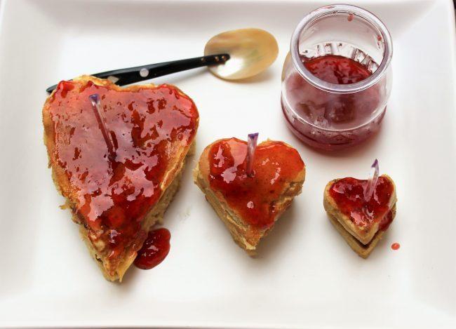 Pancakes en forma de corazón por San Valentín. 