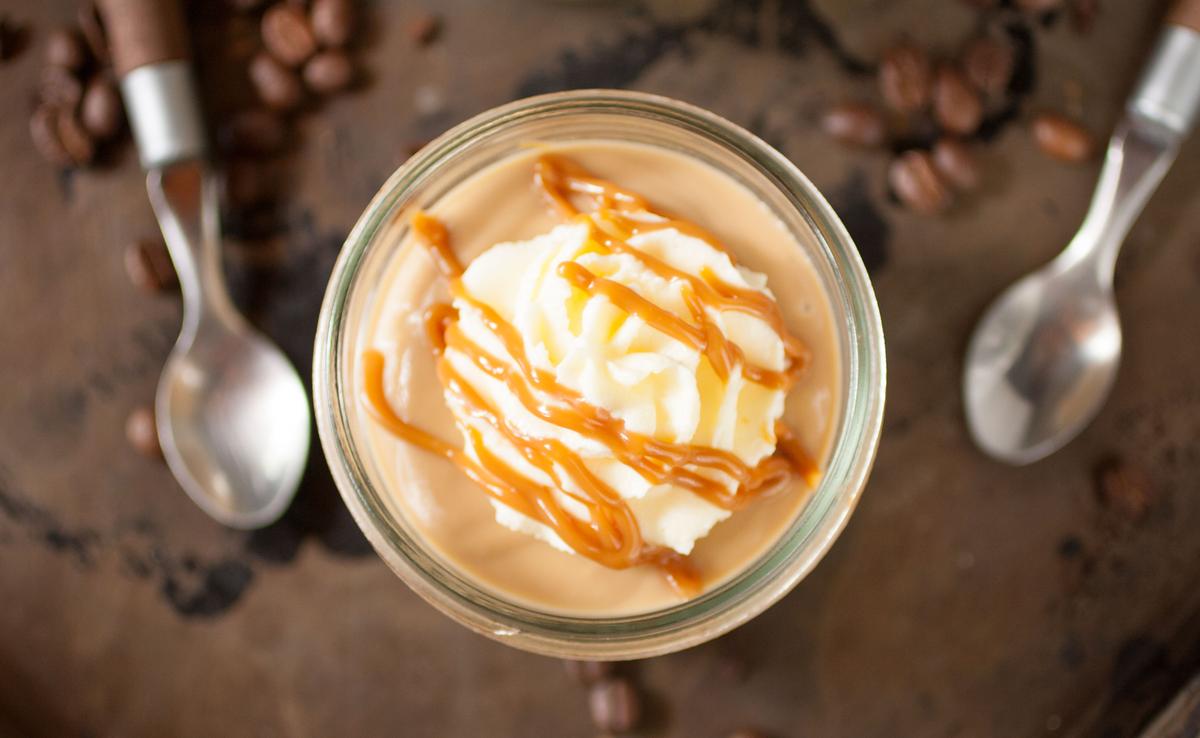 Budín Casero de Dulce de Leche y Café en un frasco de vidrio con 2 cucharitas 