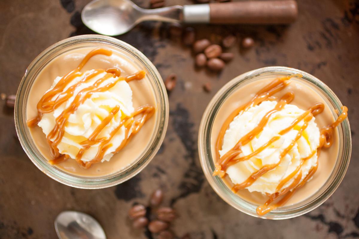 Budín Casero de Dulce de Leche y Café en dos frascos de vidrio sobre una bandeja