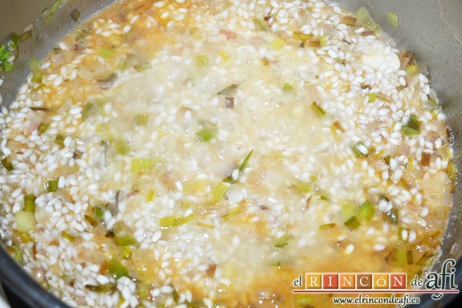 Risotto con langostinos y calabacines, no dejar de remover e ir añadiendo cucharones de caldo a medida que el arroz lo pida