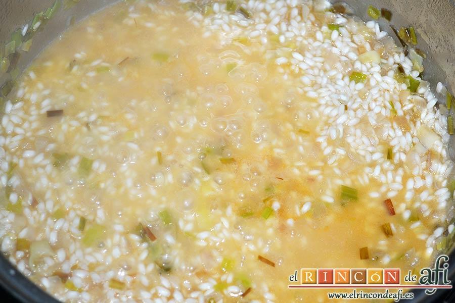 Risotto con langostinos y calabacines, pasados cinco minutos de cocción...