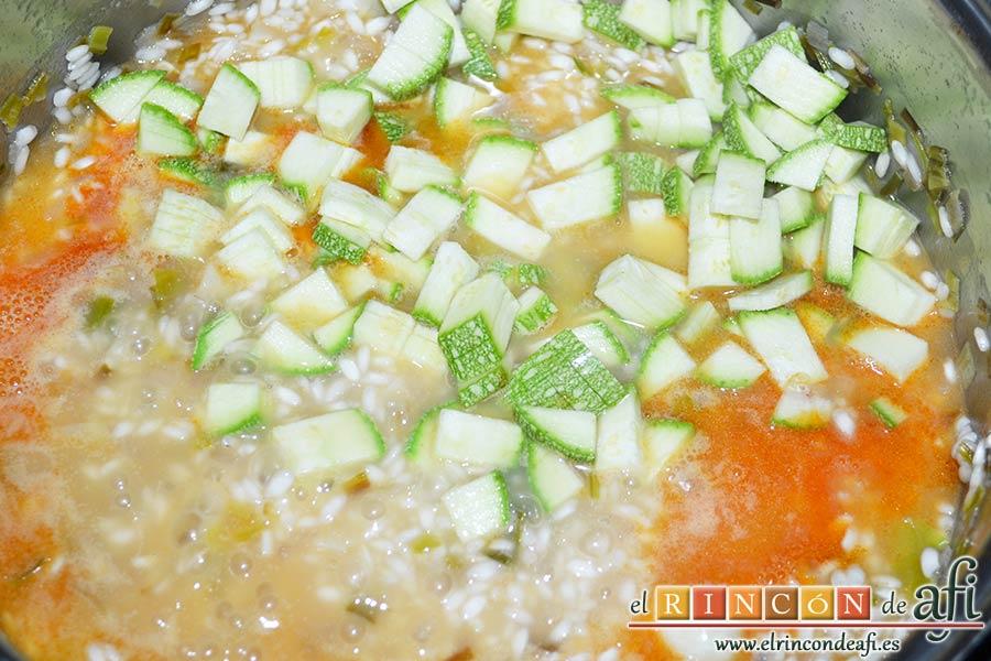 Risotto con langostinos y calabacines, añadir el calabacín