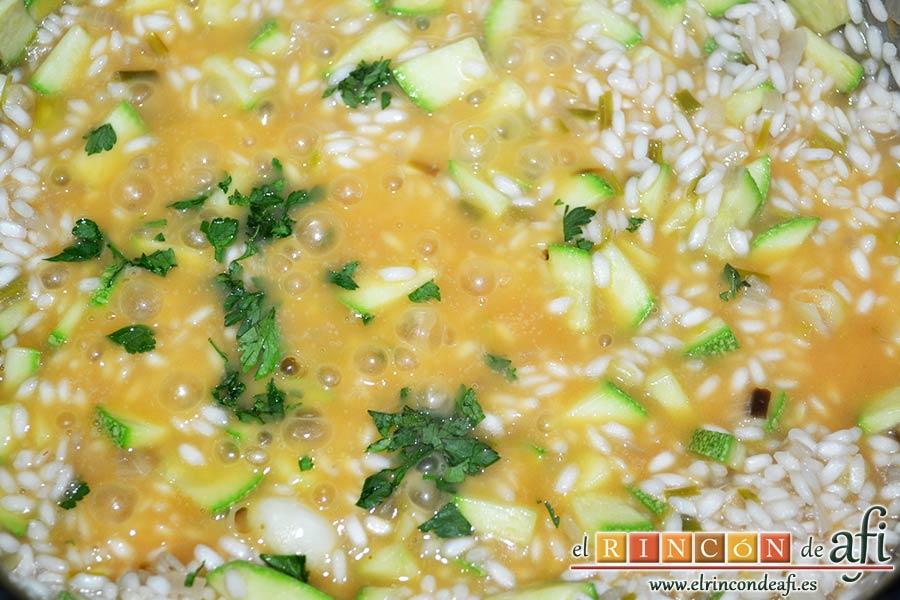 Risotto con langostinos y calabacines, añadir el calabacín