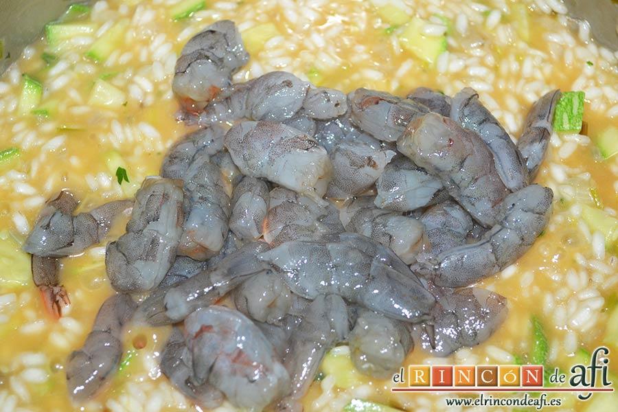 Risotto con langostinos y calabacines, cuando el arroz esté a punto añadir los langostinos