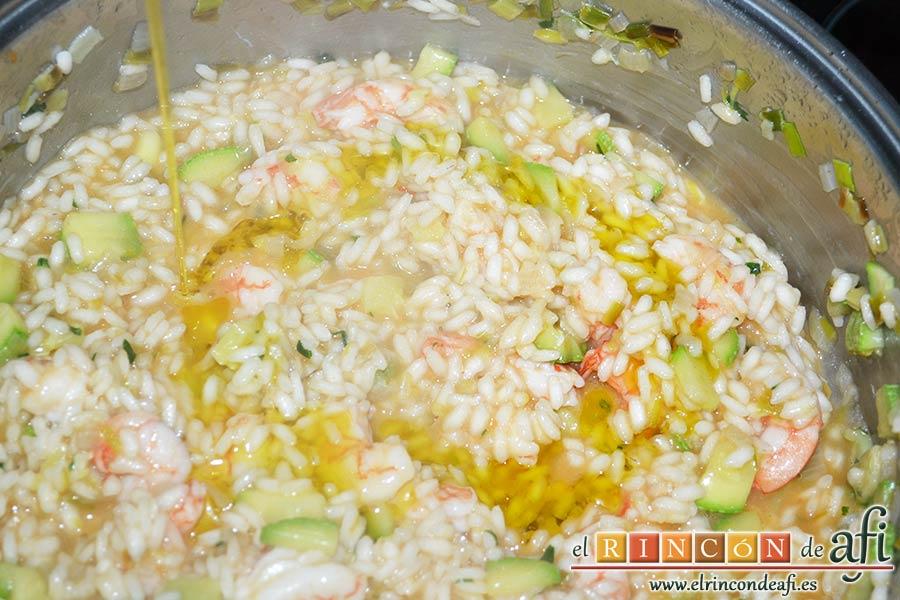 Risotto con langostinos y calabacines, finalizar con un chorrito de aceite de oliva crudo