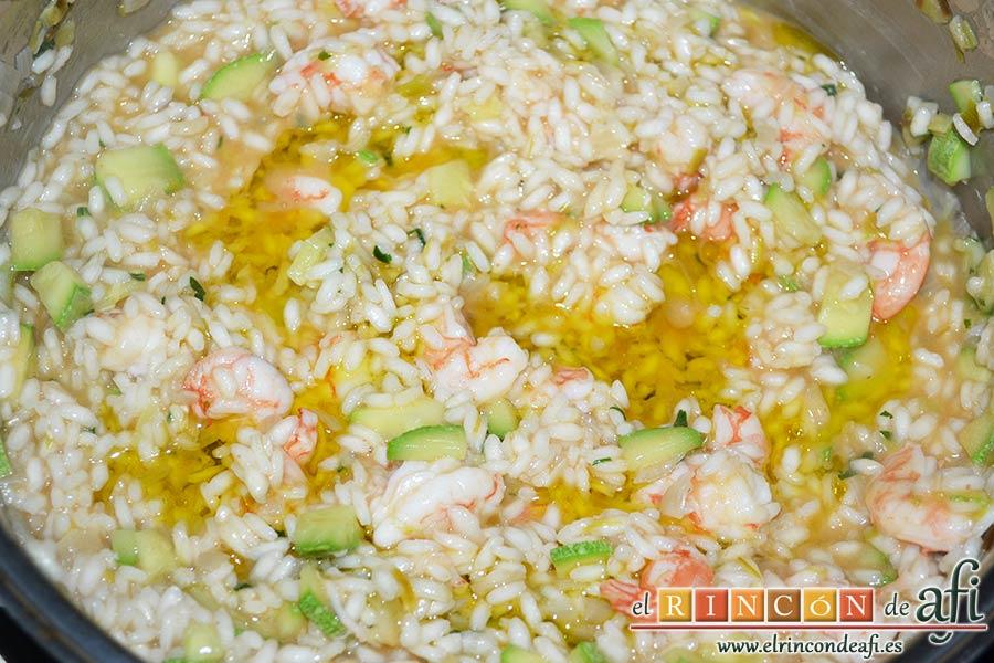 Risotto con langostinos y calabacines, así se manteca el arroz