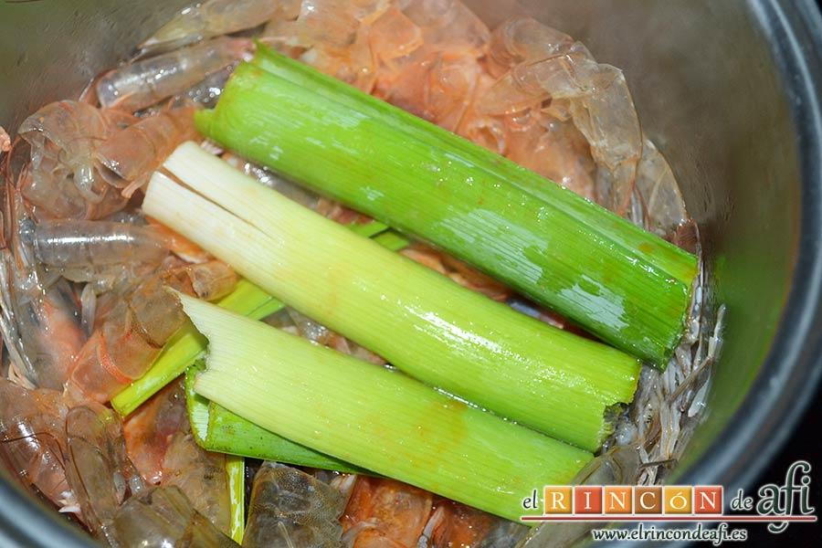 Risotto con langostinos y calabacines, poner la parte verde del puerro