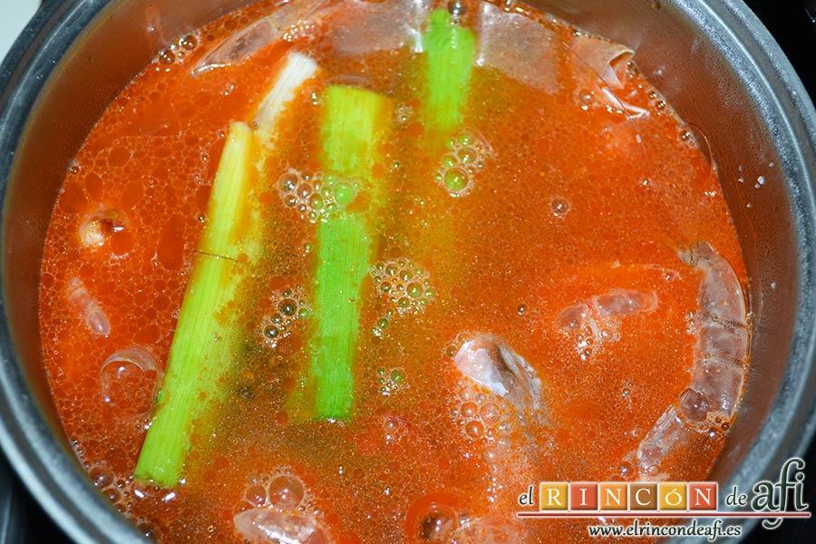 Risotto con langostinos y calabacines, sacarle el jugo a las cabezas y añadir el agua