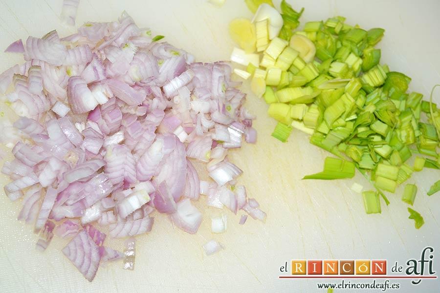 Risotto con langostinos y calabacines, picar la chalota y el puerro