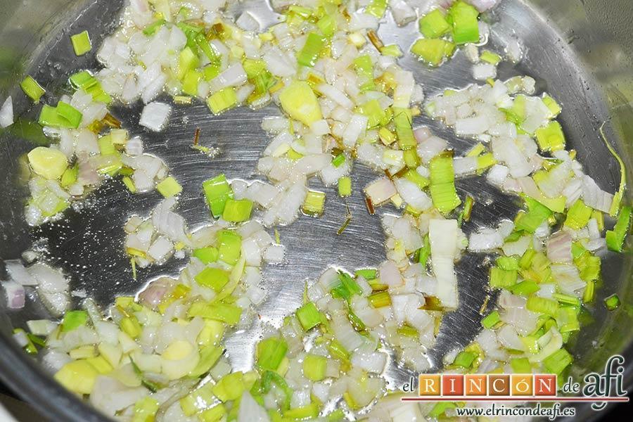 Risotto con langostinos y calabacines, ponerlo a pochar en un caldero plano con aceite de oliva