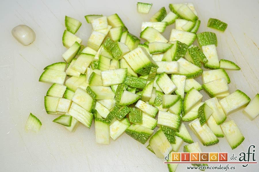 Risotto con langostinos y calabacines, trocear el calabación y pelar el ajo