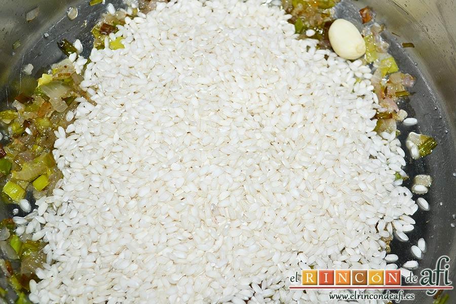 Risotto con langostinos y calabacines, cuando el sofrito esté a punto añadir el arroz y el diente de ajo