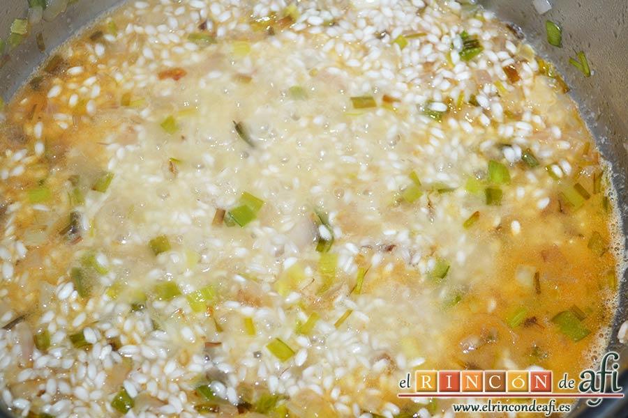 Risotto con langostinos y calabacines, cuando el arroz esté caliente añadir el vino