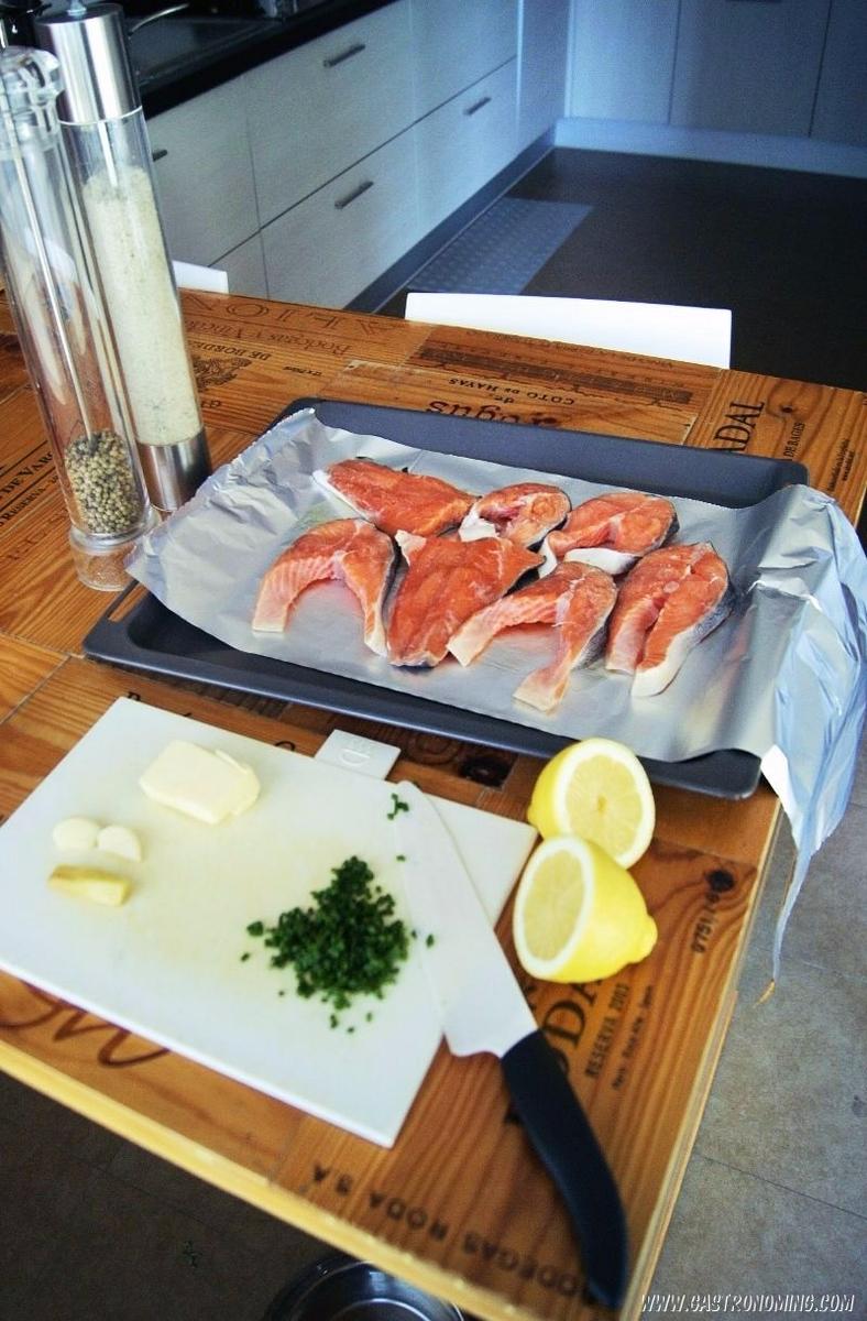 salmón con mantquilla de ajo, jengibre y limón