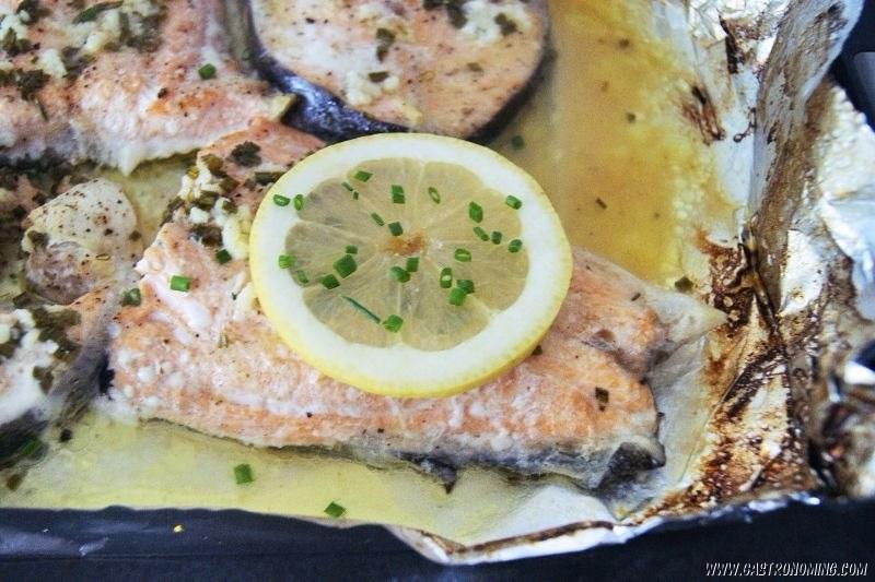 salmón con mantquilla de ajo, jengibre y limón