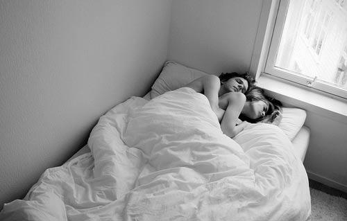 pareja durmiendo haciendo la cucharita en la cama