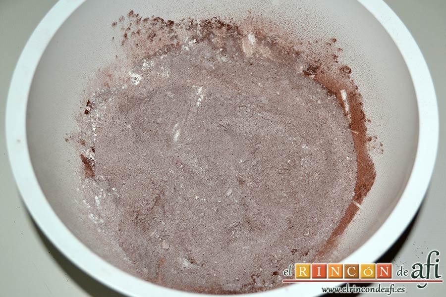 Tarta de chocolate negro y mousse de frambuesa, mezclar en un bol los ingredientes secos