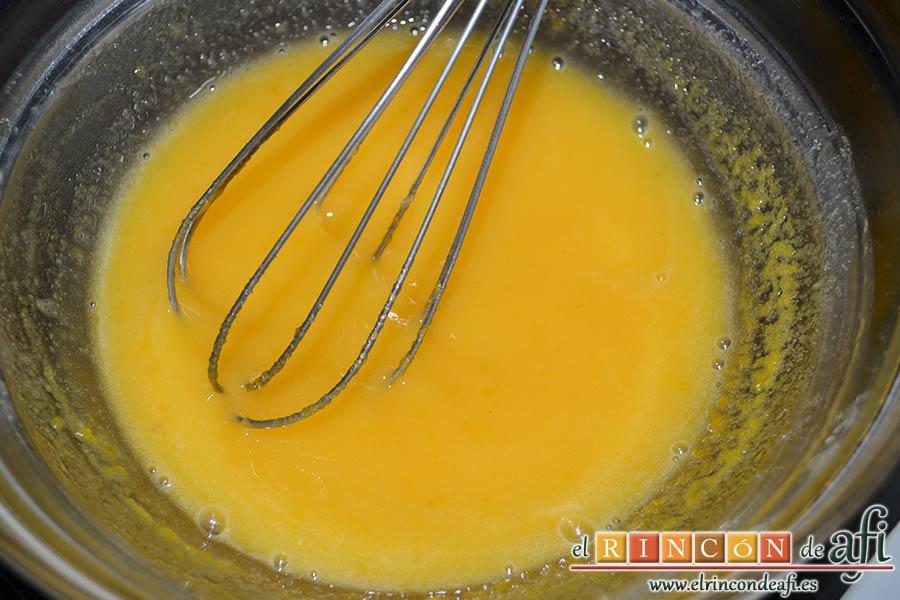 Tarta de chocolate negro y mousse de frambuesa, mezclar con varillas manuales