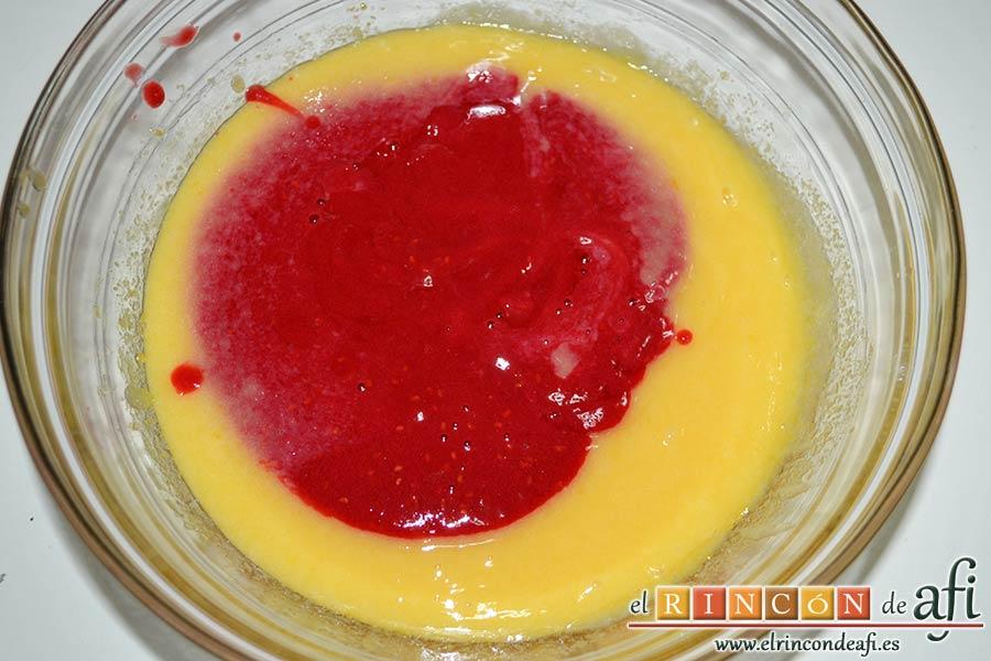 Tarta de chocolate negro y mousse de frambuesa, añadir el puré de frambuesa