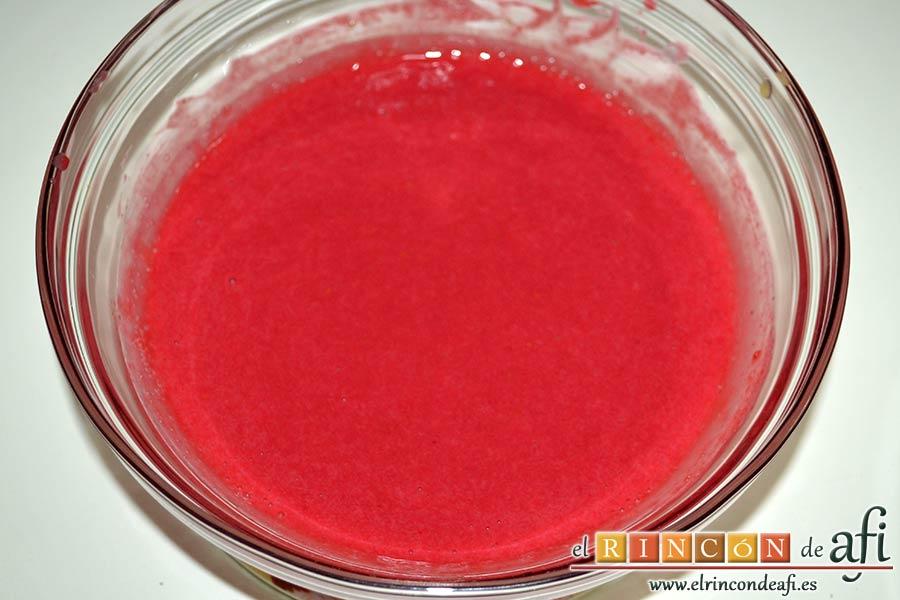 Tarta de chocolate negro y mousse de frambuesa, mezclar todo con varillas