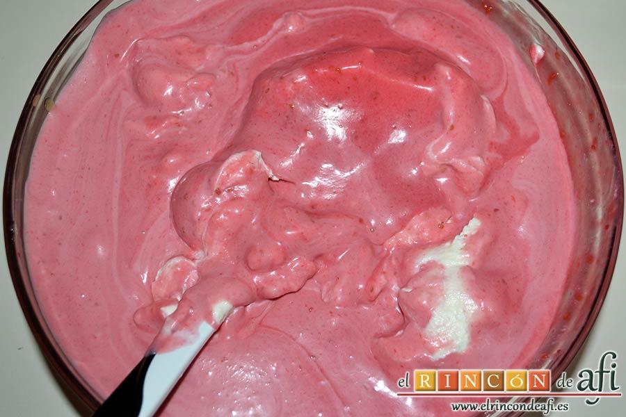 Tarta de chocolate negro y mousse de frambuesa, añadirle extracto de vainilla a la otra mitad de la nata (crema de leche), volcar en el bol de las frambuesas y mezclar con una lengua